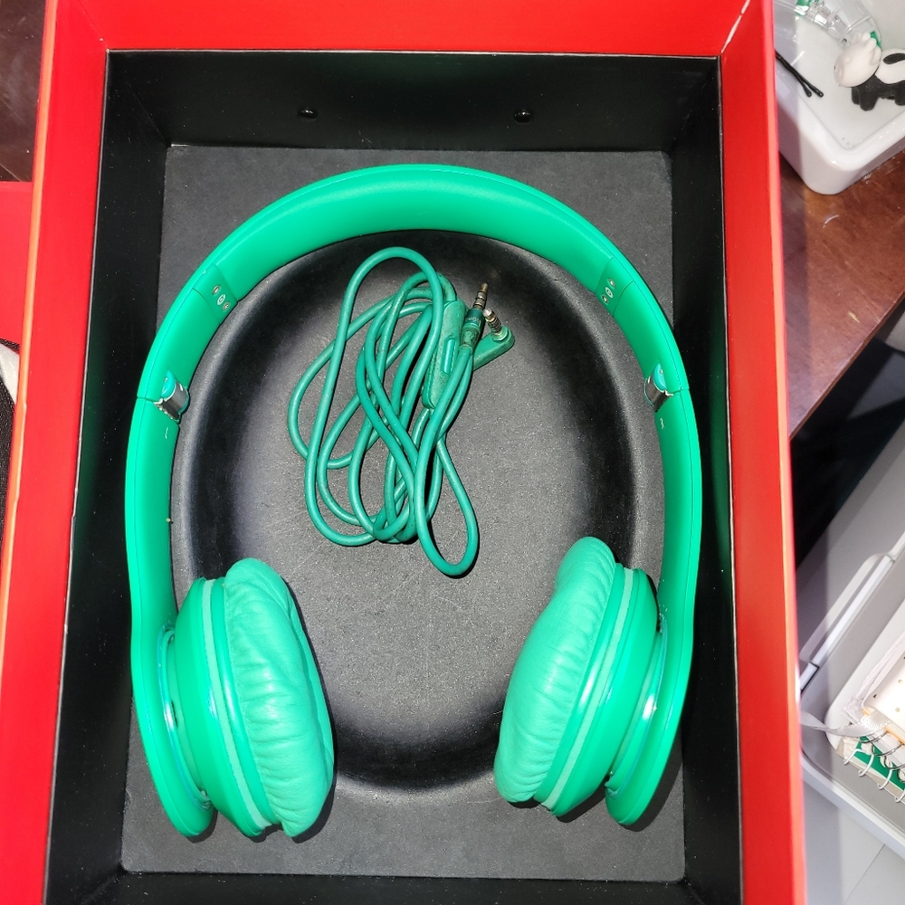 ❌ SOLD ❌ Green headphones for sale as is